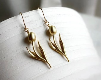 Boucles d'oreilles tulipe dorées / Bijoux fleurs dorées / Boucles d'oreilles pendantes dorées / Tulipes dorées / Bijoux tulipes / Cadeau tulipe pour elle / Tulipe printanière