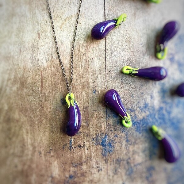 Collier aubergine violet / Emoji aubergine / Cadeau jardinier / Bijoux aubergine / Légume / Vegan / Verre soufflé