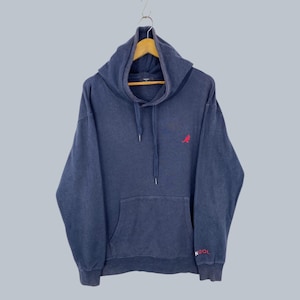 Op de afbeelding: Een marineblauwe hoodie met lange mouwen, een capuchon met trekkoord en een kangoeroezak aan de voorzijde. Een klein rood geborduurd kangoeroelogo bevindt zich op de borst en het woord KANGOL is in het rood op de linkermanchet geborduurd.