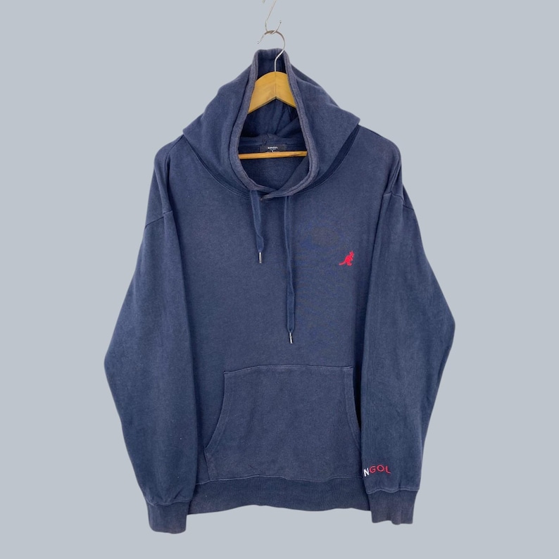 Op de afbeelding: Een marineblauwe hoodie met lange mouwen, een capuchon met trekkoord en een kangoeroezak aan de voorzijde. Een klein rood geborduurd kangoeroelogo bevindt zich op de borst en het woord KANGOL is in het rood op de linkermanchet geborduurd.