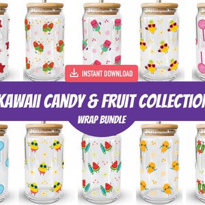 Könnte beinhalten: Eine Sammlung klarer Glasbehälter mit Bambusdeckeln, die jeweils mit einem anderen Kawaii-Süßigkeiten- und Fruchtdesign verziert sind. Die Gläser weisen Muster aus roten Sternen, Wassermelonenscheiben und lächelnden Ananas auf. Der Text "KAWAII CANDY & FRUIT COLLECTION WRAP BUNDLE" wird angezeigt.