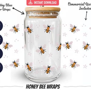 Può includere: Un bicchiere di vetro trasparente con coperchio in legno, decorato con illustrazioni ripetute di api. Il testo "HONEY BEE WRAPS" è in basso. L'immagine include anche il testo "16oz Libbey Glass Tumbler Wraps" e "Commercial Use License Included!"