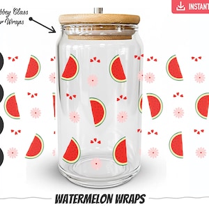 Pode incluir: Um copo de vidro transparente com tampa de madeira, decorado com fatias de melancia e flores cor-de-rosa. O texto "Watermelon Wraps" está na parte inferior. O copo é projetado para vidro Libbey de 473 ml.