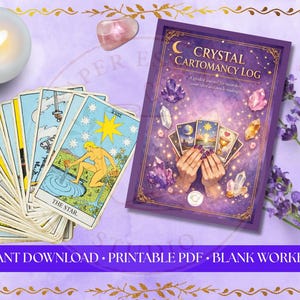 Pode incluir: Um diário roxo "Crystal Cartomancy Log" com cartas de tarô, cristais e uma vela. A capa do diário apresenta mãos segurando cartas de tarô. A imagem inclui um baralho de cartas de tarô, lavanda e pedras preciosas. O texto na parte inferior diz "DOWNLOAD INSTANTÂNEO • PDF IMPRIMÍVEL • BLANK WORKBOOK."