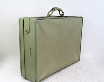 Classic Elegance: Vintage Olive Green Hartmann Vinyl Suitcase from the 1970s, 24" Vintage Hartmann Custom Crafted Luggage, Travel Case