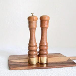Vintage Mid-Century Wood & Brass Salt and Pepper Mill Shaker Set – Nasco Japan, Vintage Kitchen, Cottagecore, Farmhouse Decor