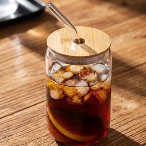 Glasburk med bambulock och sugrör – Iskaffe-smoothiekopp