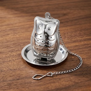 Peut inclure: Infuseur à thé en forme de hibou en acier inoxydable, avec un plateau assorti. Le corps du hibou est percé de trous. Il est doté d'une chaîne et d'un crochet. Le plateau est rond et en métal.