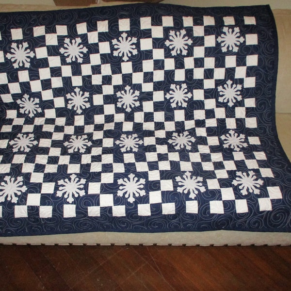 Snowflakes on Navy 45 by 54 inches, Snowflakes Decorator quilt 1125-01