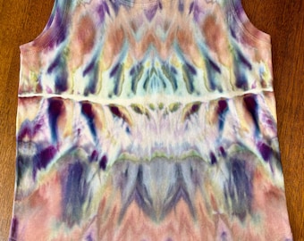Canotta da ragazza taglia M, tinta a mano con la tecnica del ghiaccio, nei colori rosa, viola e verde.