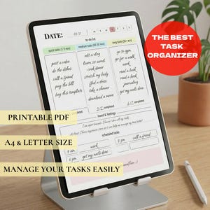 Puede incluir: Un organizador de tareas digital que se muestra en una tableta, sostenido por un soporte plateado. La pantalla muestra una lista de tareas con secciones para tareas rápidas, medianas y largas. El texto incluye "PDF imprimible" y "Administre sus tareas fácilmente."