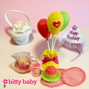 Peut inclure: Ensemble d'accessoires de fête d'anniversaire pour enfants, comprenant des ballons, un cupcake, un chapeau de fête, un panier, une cruche et une tasse. Les ballons sont rouges, jaunes et verts. Le cupcake a un glaçage rouge. Le chapeau de fête dit "Joyeux Anniversaire".