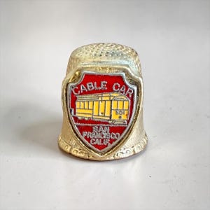 Dé à coudre vintage en souvenir de funiculaire de San Francisco, objet de collection de voyage en métal doré des années 1970, écusson n° 5 en émail rouge et jaune
