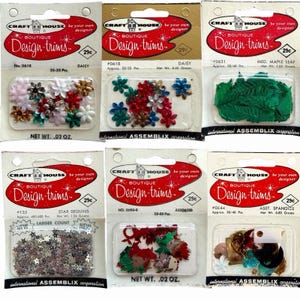 Peut inclure: Six paquets de Craft House Boutique Design-trims contenant divers ornements décoratifs. Les articles comprennent des paillettes en forme de marguerite multicolores, des garnitures en forme de feuilles vertes, des paillettes étoiles argentées et des paillettes assorties.