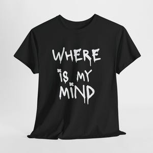 Puede incluir: Camiseta negra con el texto blanco "WHERE IS MY MIND" en una fuente de estilo graffiti goteante. La camiseta es de estilo cuello redondo clásico, hecha de un material suave, adecuada para uso casual.
