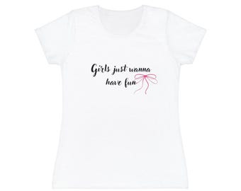 Camiseta "Girls Just Wanna Have Fun" con texto en cursiva y lazo rosa