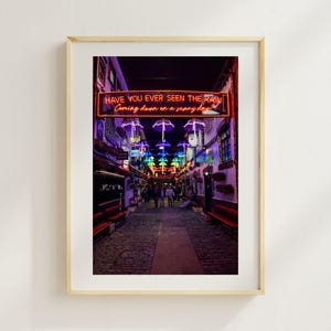 Pode incluir: Uma placa de madeira rústica com o texto "Welcome to our home" em estilo manuscrito. A placa apresenta um acabamento desgastado e um design simples e convidativo, ideal para decoração de entrada.