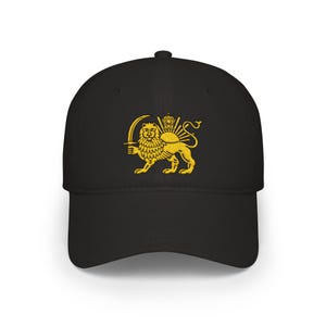 Peut inclure: Casquette de baseball noire ornée d'un emblème doré représentant un lion tenant une épée, avec une couronne et un soleil. La casquette a une visière incurvée et une coupe structurée.