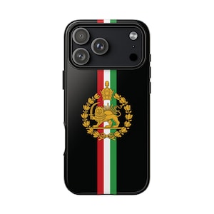 Könnte beinhalten: Schwarze Handyhülle mit dem iranischen Flaggen-Design. Sie hat einen vertikalen Streifen in Rot, Weiß und Grün. In der Mitte des Gehäuses befindet sich ein goldenes Emblem mit einem Löwen, einer Krone und floralen Elementen.