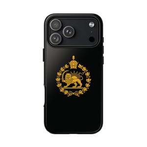 Może przedstawiać: Czarne etui na telefon z złotym herbem lwa trzymającego miecz, otoczonego koroną i elementami kwiatowymi. Etui ma błyszczące wykończenie i moduł aparatu z trzema obiektywami.