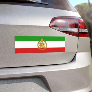 Könnte beinhalten: Rechteckiger Autoaufkleber mit der iranischen Flagge. Die Flagge hat horizontale Streifen in Grün, Weiß und Rot. Der weiße Streifen enthält ein goldenes Emblem mit einem Löwen und einer Krone. Der Aufkleber ist an einem silbernen Auto befestigt.