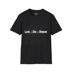 Op de afbeelding: Zwart t-shirt met de witte tekst "Loot -> Die -> Repeat" op de voorkant. Het shirt heeft korte mouwen en een ronde hals. Een klein label is zichtbaar bij de halslijn.