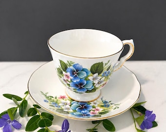 Taza y platillo de porcelana fina Queen Anne / Ribete dorado con estampado floral azul / Juego de té vintage fabricado en Inglaterra / Decoración estilo cottagecore