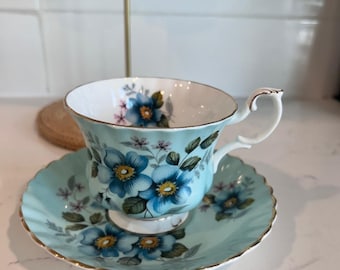 Royal Albert Blå Blommig Tekopp och Fat, Vintage Benporslinsset, Aqua Kopp Guldkant, Cottagecore Tea Party