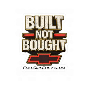 Peut inclure: Autocollant de style vintage avec le texte « BUILT NOT BOUGHT ». Il présente un logo Chevrolet rouge et noir et l'adresse du site Web FULLSIZECHEVY.COM. Le texte et le logo ont un aspect vieilli.