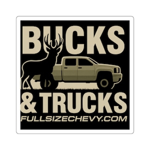 Peut inclure: Autocollant carré sur fond noir avec les mots "BUCKS & TRUCKS" en beige. Une silhouette de cerf et un pick-up beige sont également présents. L'adresse du site Web FULLSIZECHEVY.COM est en bas.