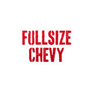 Peut inclure: Un autocollant blanc avec le texte "FULLSIZE CHEVY" en lettres rouges délavées. Les mots sont superposés, "FULLSIZE" au-dessus de "CHEVY". La police a un aspect vieilli, suggérant un design rétro.