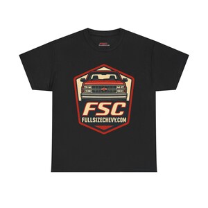 Peut inclure: T-shirt noir avec un motif rouge et blanc d'un camion Chevrolet classique. Le motif comprend le texte "FSC" et "FULLSIZECHEVY.COM" dans un design de bouclier rouge et blanc. Le t-shirt est fait d'une matière douce et confortable.