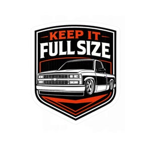 Peut inclure: Autocollant représentant un pick-up pleine grandeur en noir et blanc. Le sticker, de forme bouclier, affiche les mots "KEEP IT FULLSIZE" en orange et blanc.