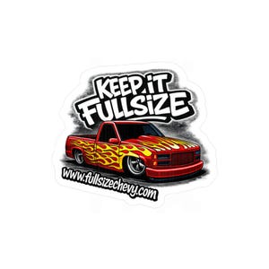 Peut inclure: Autocollant représentant un pick-up rouge avec des flammes jaunes et oranges sur le capot et les côtés. Le texte "KEEP IT FULLSIZE" est au-dessus du camion et "www.fullsizechevy.com" en dessous.