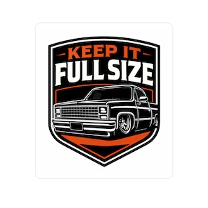 Peut inclure: Autocollant avec un dessin de pick-up noir et le texte "KEEP IT FULL SIZE" en blanc et orange. Le design est placé sur un écusson noir et orange.