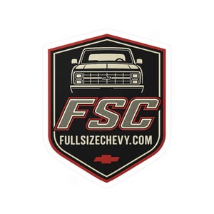 Peut inclure: Autocollant noir, rouge et blanc avec un design de camion classique. L'autocollant présente les lettres "FSC" en gris et rouge, avec "FULLSIZECHEVY.COM" en dessous. Un logo nœud papillon rouge est en bas.