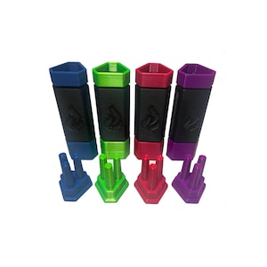 Puede incluir: Cuatro encendedores coloridos impresos en 3D con bases a juego. Cada encendedor tiene un cuerpo negro con un diseño de llama y una parte superior e inferior de color. Los colores incluyen azul, verde, rojo y morado. Las bases tienen tres clavijas.