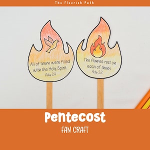 Op de afbeelding: Twee vlamvormige papieren knutselwerken met tekst uit Handelingen, vastgehouden door houten stokjes. Eén heeft een duif, de andere vlammen. De tekst luidt "Allen werden vervuld met de Heilige Geest. Handelingen 2:4" en "De vlammen rusten op ieder van hen. Handelingen 2:3". De onderste tekst luidt "Pinksteren FAN CRAFT".