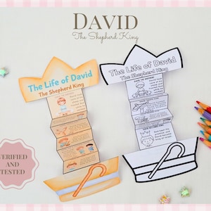 Puede incluir: Se muestran dos manualidades de papel tituladas "La Vida de David El Rey Pastor". Una está coloreada, la otra es un contorno en blanco y negro. La imagen incluye lápices de colores, decoraciones en forma de estrella y el texto "Verificado y probado."