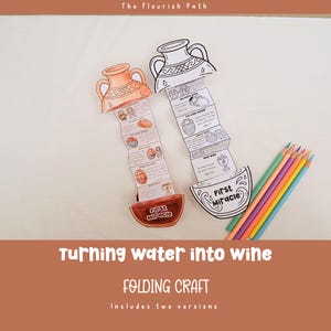 Può includere: Due lavoretti di carta pieghevole illustrati, uno a colori e l'altro in bianco e nero, che raffigurano il miracolo della trasformazione dell'acqua in vino. Il testo recita "Turning water into wine, Folding craft, Includes two versions."
