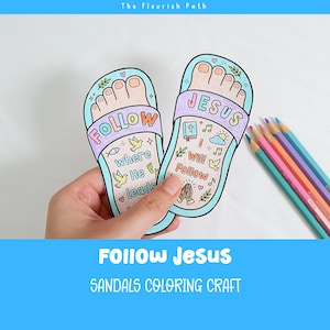 Könnte beinhalten: Zwei sandalförmige Ausmalbilder mit den Wörtern "FOLLOW" und "JESUS" aufgedruckt. Die Sandalen zeigen Illustrationen von Fischen, Vögeln und anderen religiösen Symbolen. Der Text "where He leads" und "Will Follow" sind ebenfalls vorhanden. Buntstifte befinden sich im Hintergrund.
