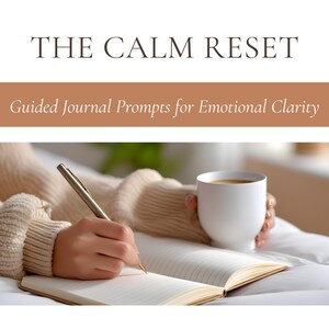 Puede incluir: La imagen presenta un diario con el texto "THE CALM RESET" y "Guided Journal Prompts for Emotional Clarity". Una persona escribe en el diario con un bolígrafo mientras sostiene una taza de café blanca. La escena está ambientada en una cama.