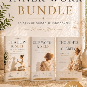 Könnte beinhalten: Ein Bundle aus drei Arbeitsbüchern mit den Titeln "Shadow & Self", "Self-Worth & Self" und "Thoughts & Clarity". Die Bücher sind weiß mit beigem Text und Illustrationen. Der Text "Inner Work Bundle" steht oben. Ein goldener Stift und ein Stapel Bücher sind unten.