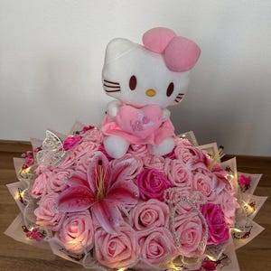 Strauß aus 55 Glitzerrosen, Kitty-Plüschtier, LEDs und Lilien