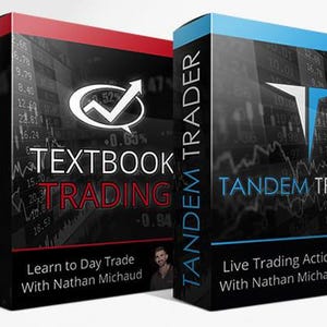 以下が含まれることがあります： 「Textbook Trading」と「Tandem Trader」というタイトルの2つのボックスセット。「Textbook Trading」ボックスは赤と黒で、白いチェックマークのロゴが付いています。「Tandem Trader」ボックスは青と黒で、白い「T」ロゴが付いています。どちらのボックスにも、Nathan Michaudの名前が記載されています。