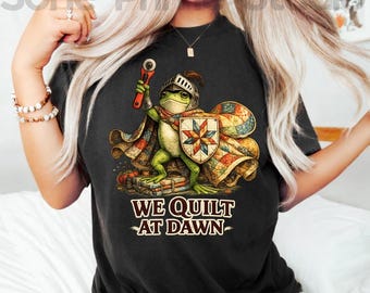 We Quilt At Dawn Frosch Quilten Nähen Hobby PNG: Frosch Quilter Design Quilting Liebhaber PNG Nähen Handwerk Kunst (Digitaler Download)