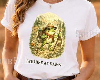 We Hike At Dawn Frosch PNG: Wandern Abenteuer Grafik Natur Forscher png Camping Backpacker Wildnis Clipart (Digitaler Download)