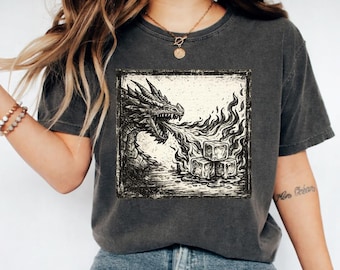 Camiseta vintage de fuego de dragón, regalo de arte fantástico medieval, camiseta gráfica estilo xilografía.