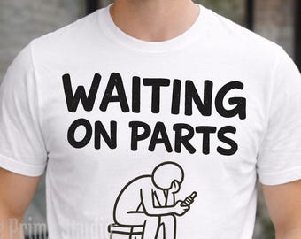 Warten auf Teile PNG: Auto Reparatur Humor Auto Techniker Design PNG Mechaniker Werkstatt Clipart (digitaler Download)