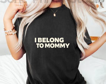 Camiseta para niño "I Belong To Mommy", diseño con tipografía llamativa